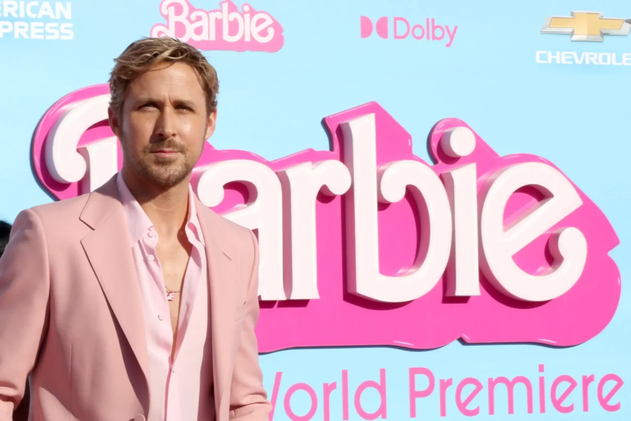 shutterstock_2329407899-2 | TVGURU.cz Ryan Gosling se fotí před nápisem Barbie.