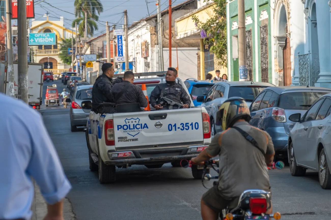 shutterstock_2468502615-2 | TVGURU.cz Ulicí projíždí španělská policejní auta.