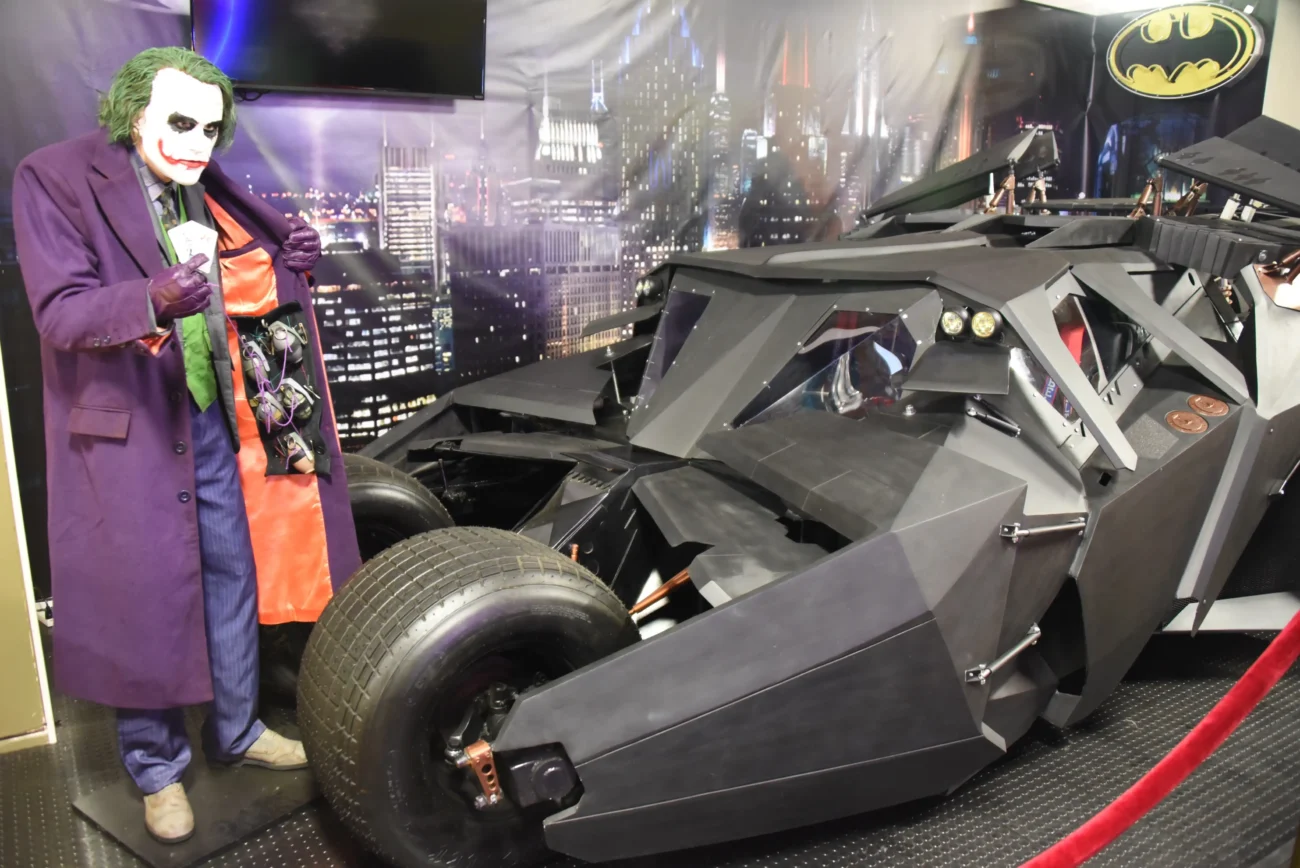 shutterstock_2540109771-2 | TVGURU.cz U auta stojí Joker.