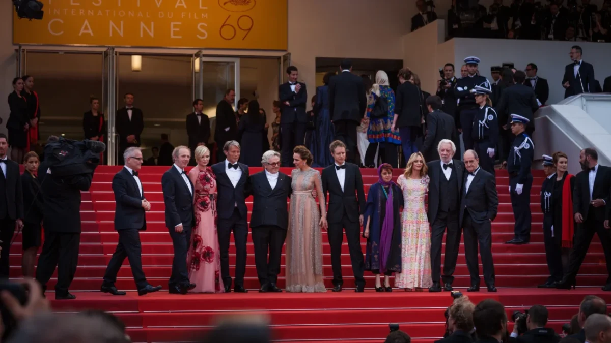 Celebrity vedle sebe stojí na červeném koberci.