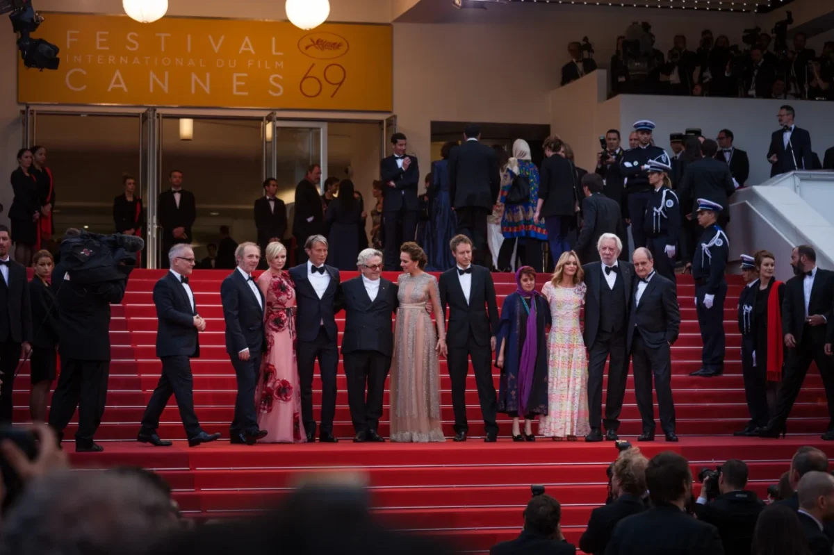 Celebrity vedle sebe stojí na červeném koberci.