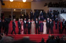 Celebrity vedle sebe stojí na červeném koberci.