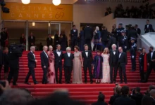 Celebrity vedle sebe stojí na červeném koberci.