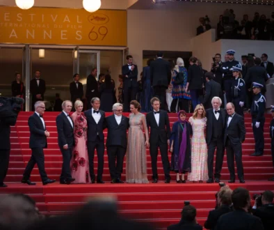 Celebrity vedle sebe stojí na červeném koberci.