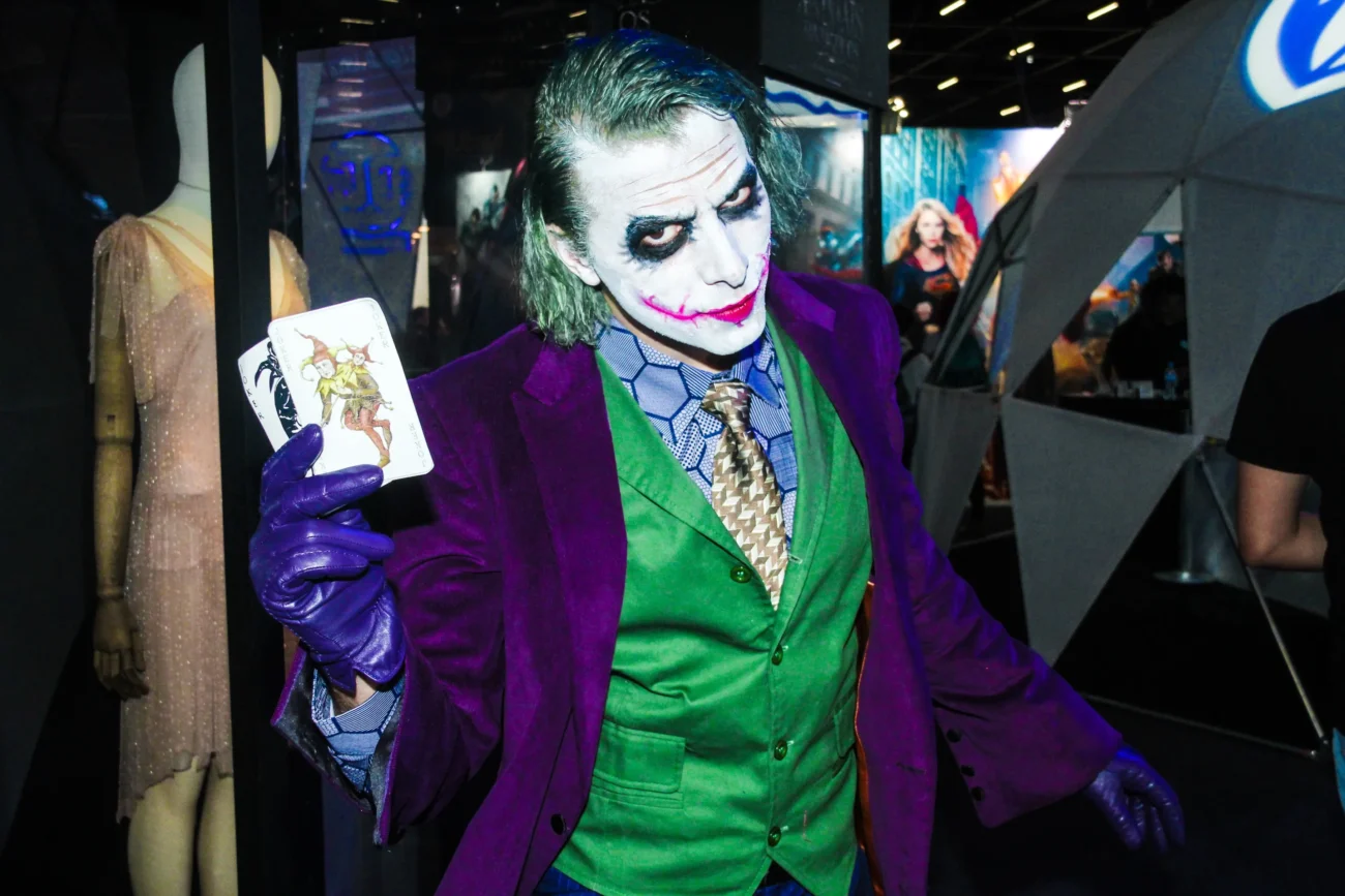 shutterstock_532717579-2 | TVGURU.cz Joker v ruce drží karty.