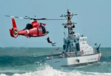 Záchranný vrtulník a loď na moři.