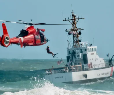 Záchranný vrtulník a loď na moři.