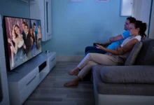 lidé se dívají na televizi z gauče