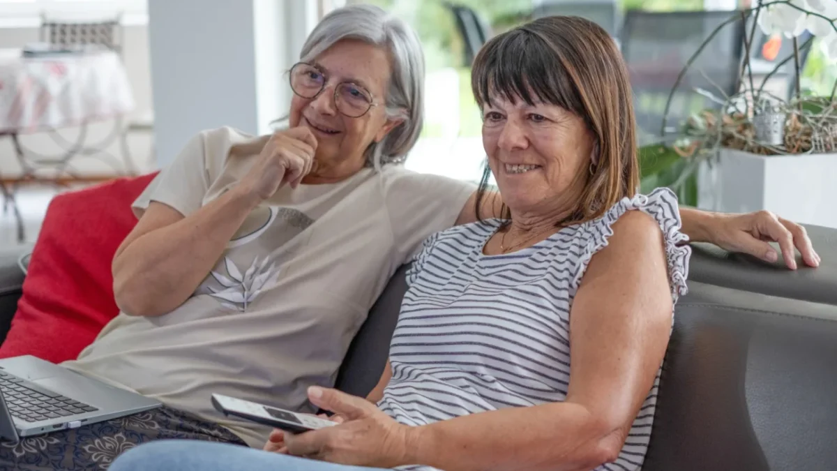 Ženy spolu sedí na gauči.