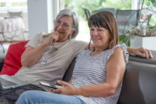 Ženy spolu sedí na gauči.