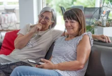 Ženy spolu sedí na gauči.