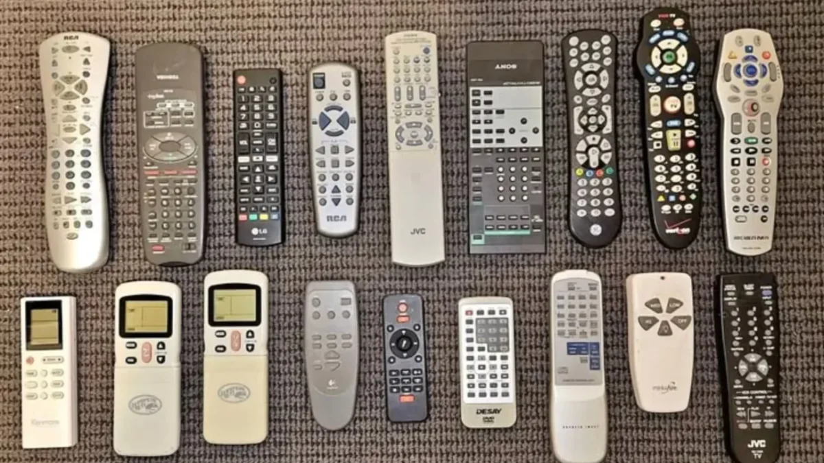 ovladače od televizí seřazené vedle sebe