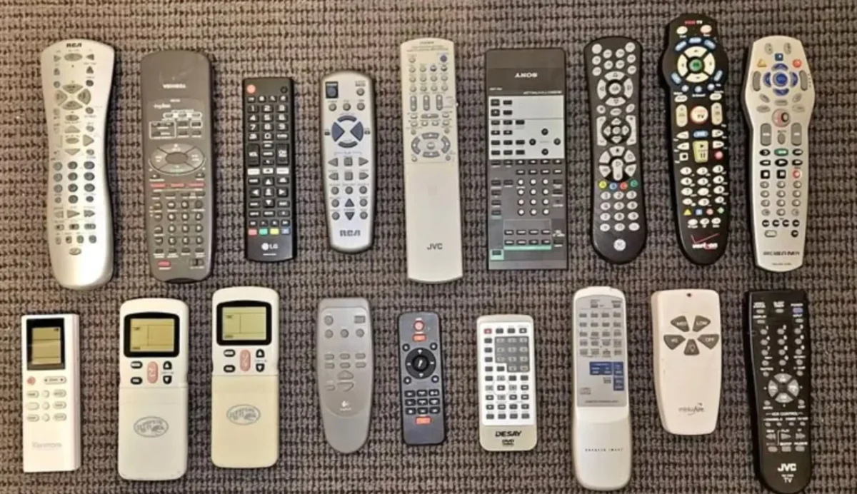 ovladače od televizí seřazené vedle sebe