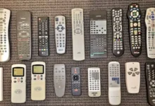 ovladače od televizí seřazené vedle sebe
