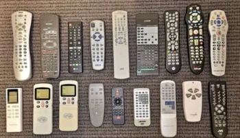 ovladače od televizí seřazené vedle sebe