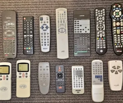 ovladače od televizí seřazené vedle sebe