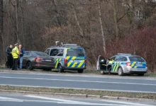 policejní vozy na silnici