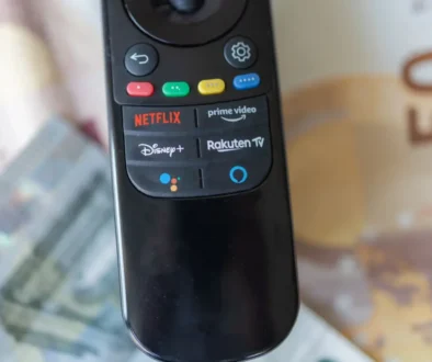 ovladač ležící na penězích, s tlačítkem Rakuten TV