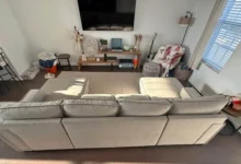 obývací pokoj s gaučem a televizí na stěně