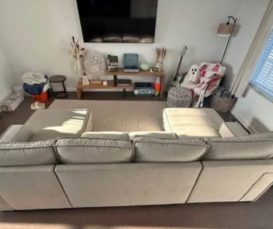 obývací pokoj s gaučem a televizí na stěně