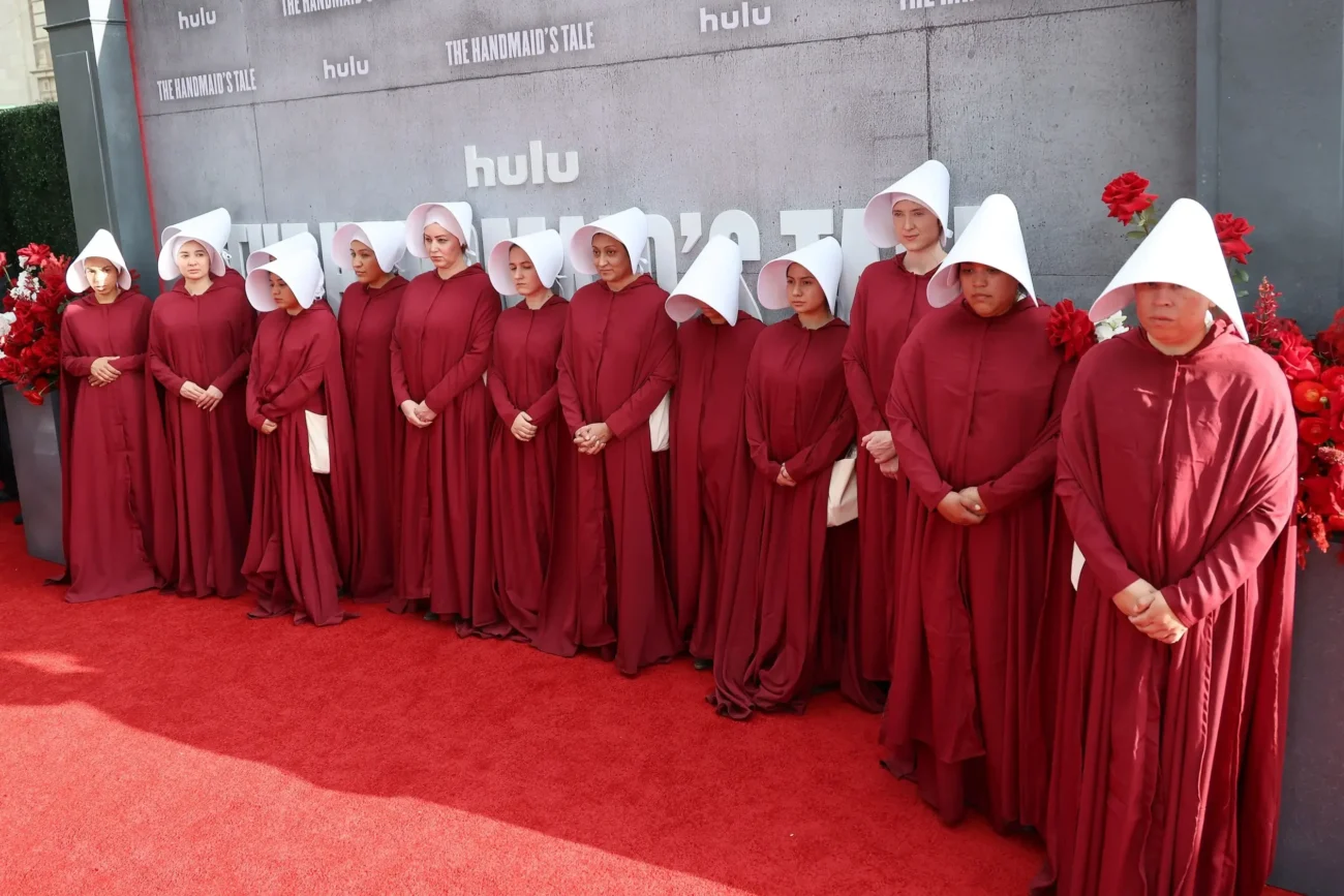 shutterstock_2607553831 1 | TVGURU.cz Postavy ze seriálu Příběh služebnice.