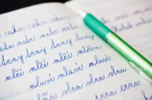 popsaný sešit s tužkou