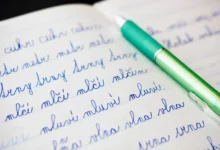 popsaný sešit s tužkou