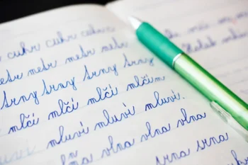 popsaný sešit s tužkou