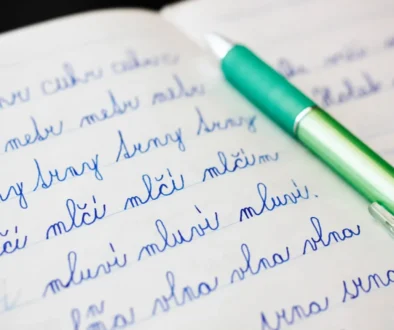 popsaný sešit s tužkou