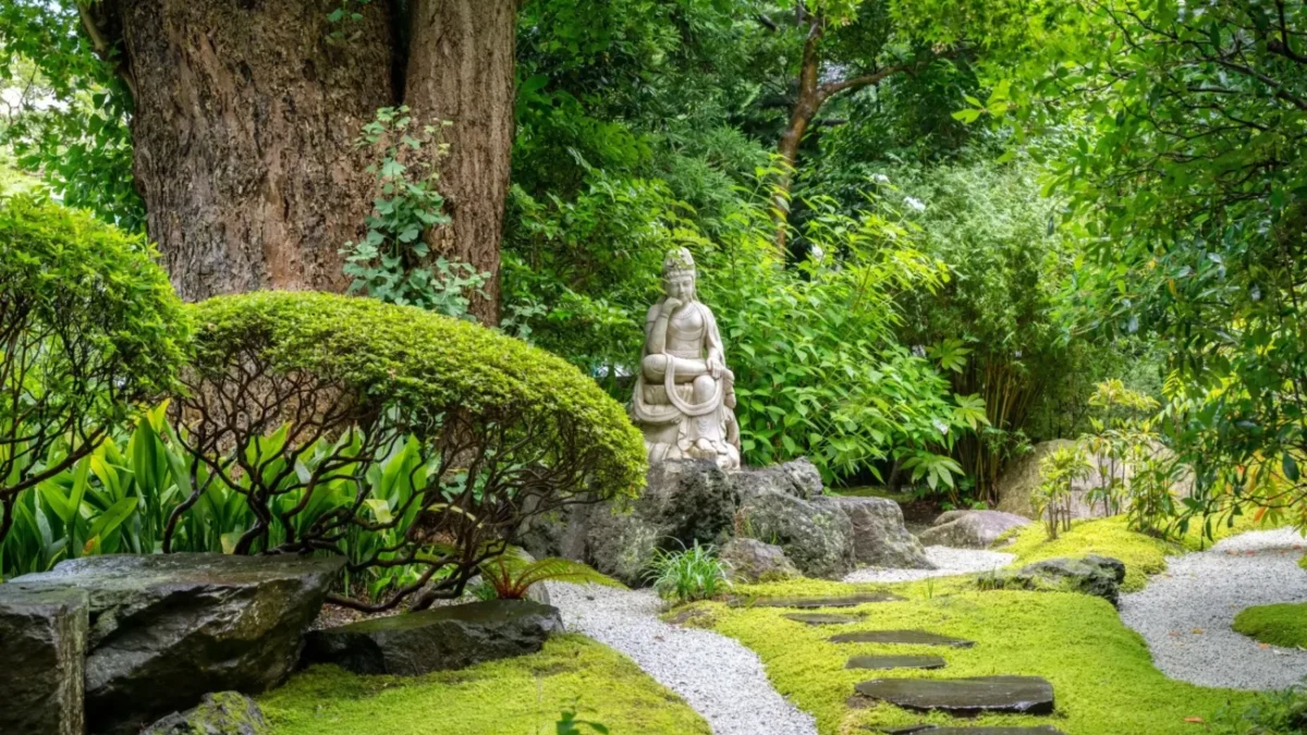 japonská zahrada se sochou budhy