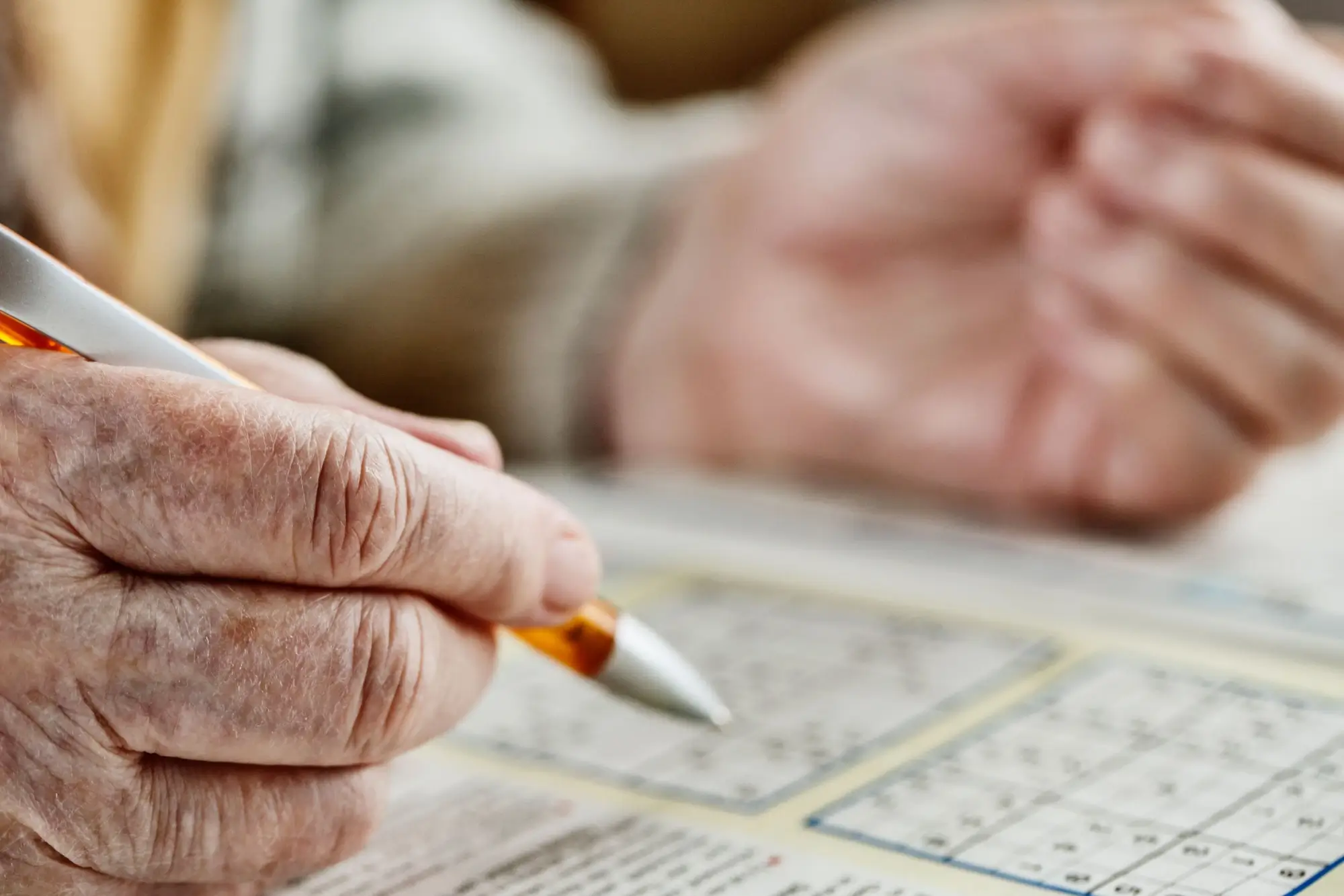 Seniorka řešící sudoku | TVGURU.cz Seniorka řešící sudoku