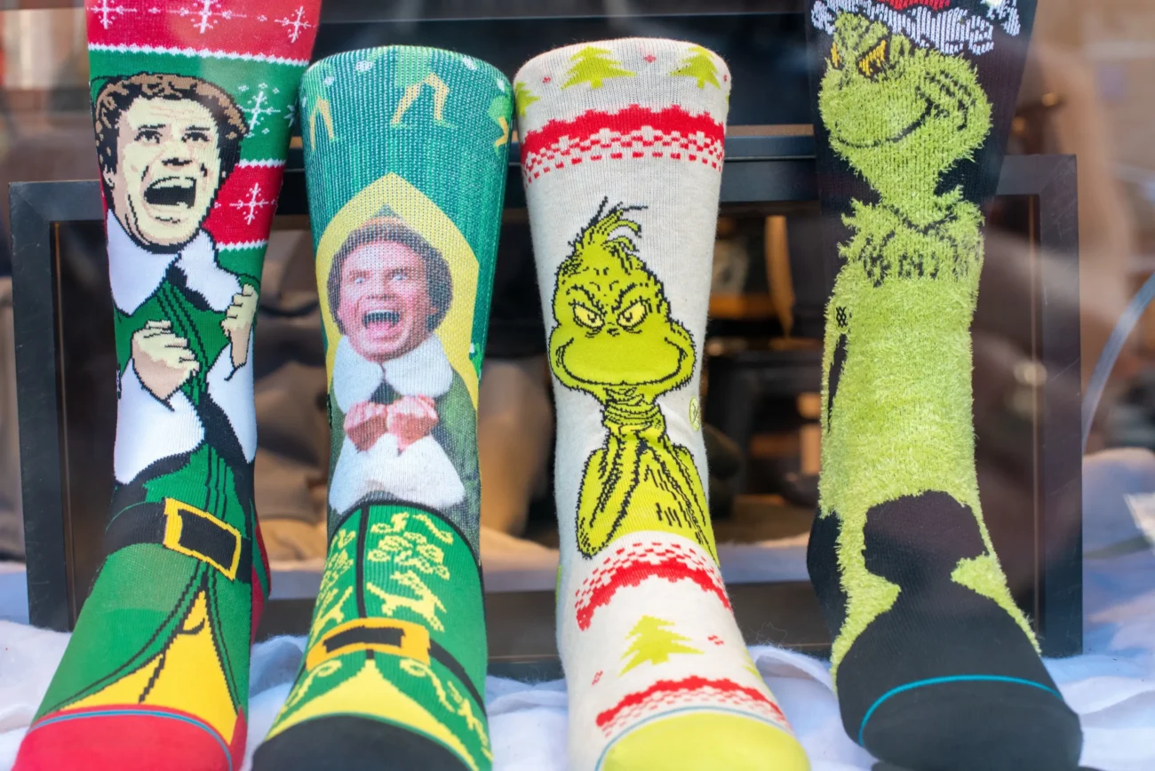 shutterstock_2398486777-2-2 | TVGURU.cz Vedle sebe stojí několik druhů vánočních ponožek.