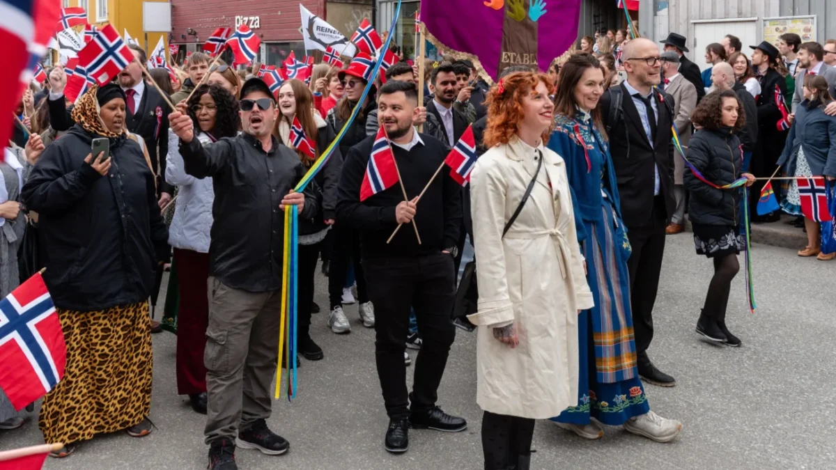 Norové stojí za sebou s vlajkami.