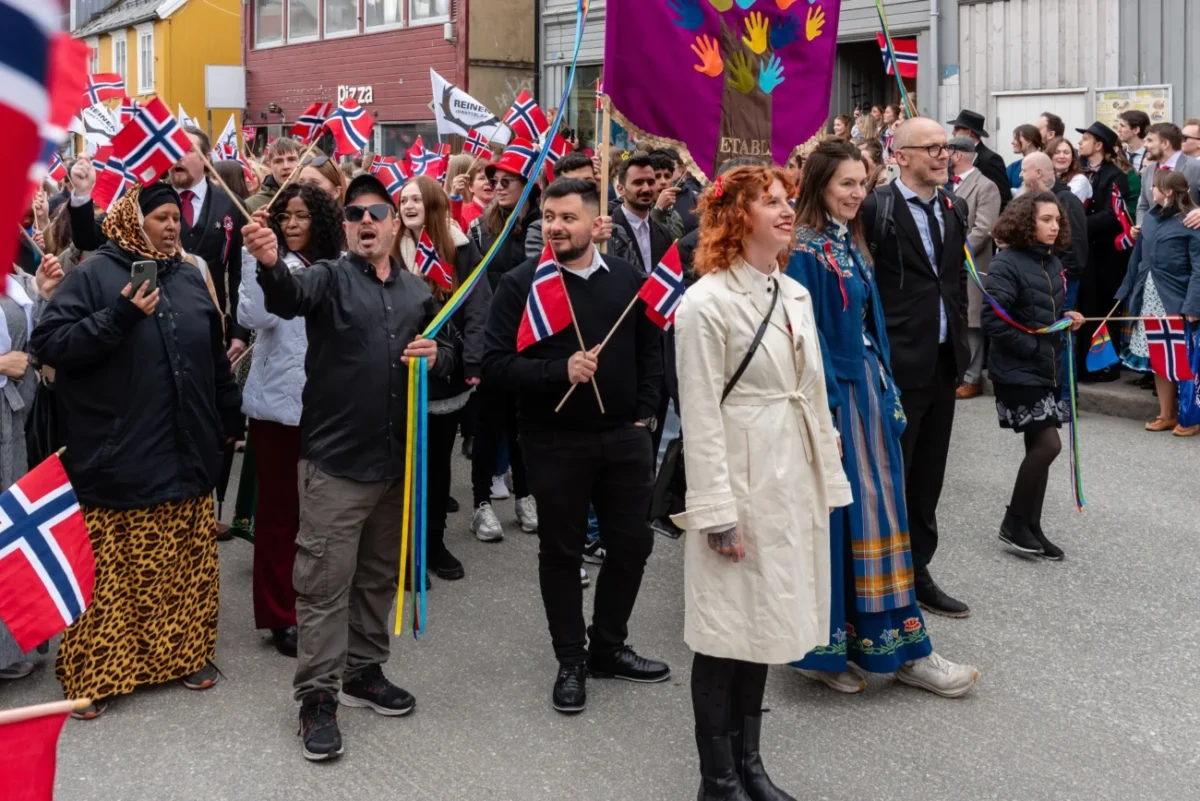 Norové stojí za sebou s vlajkami.