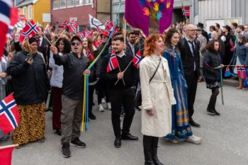 Norové stojí za sebou s vlajkami.