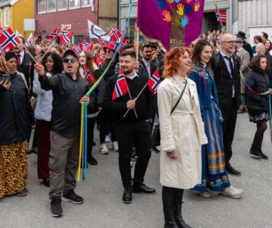 Norové stojí za sebou s vlajkami.