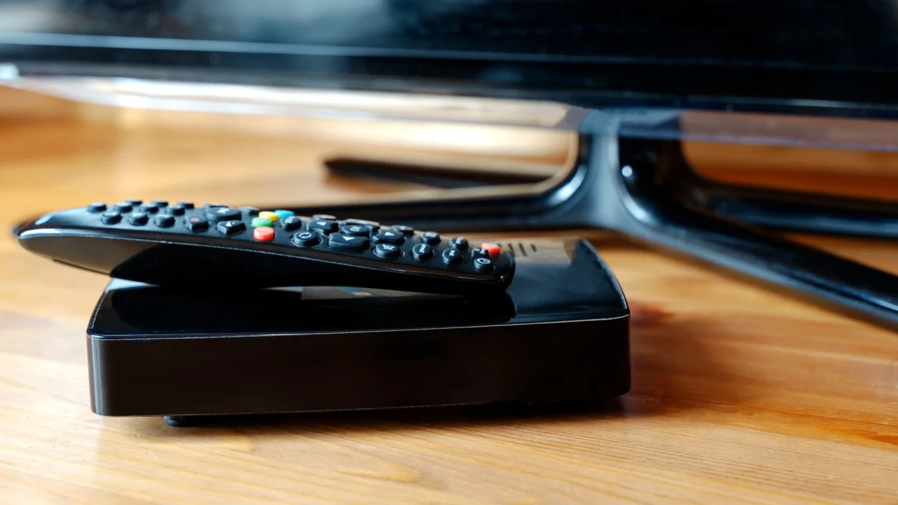 shutterstock_2159713539 1 | TVGURU.cz Televizní ovladač a set-top box.