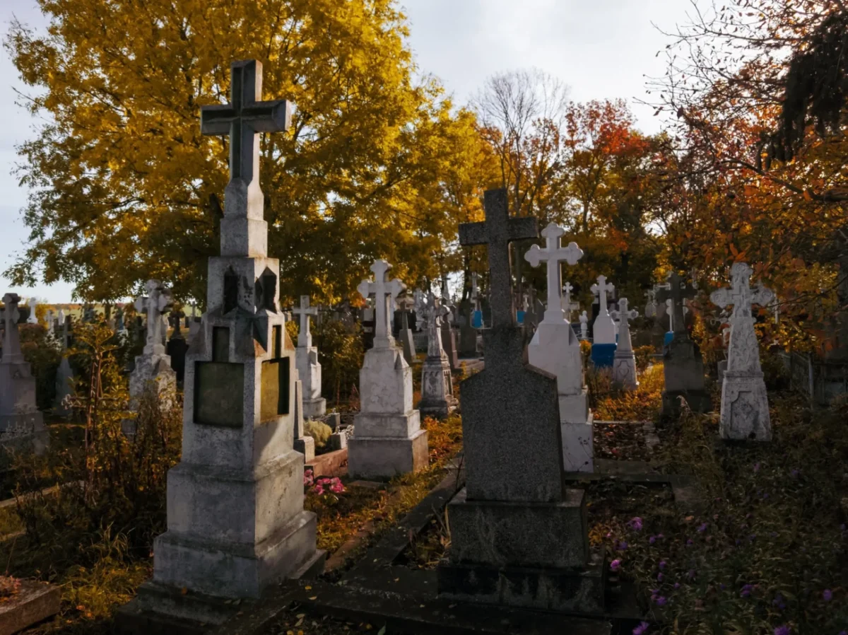 tajemný hřbitov jako z hororového filmu