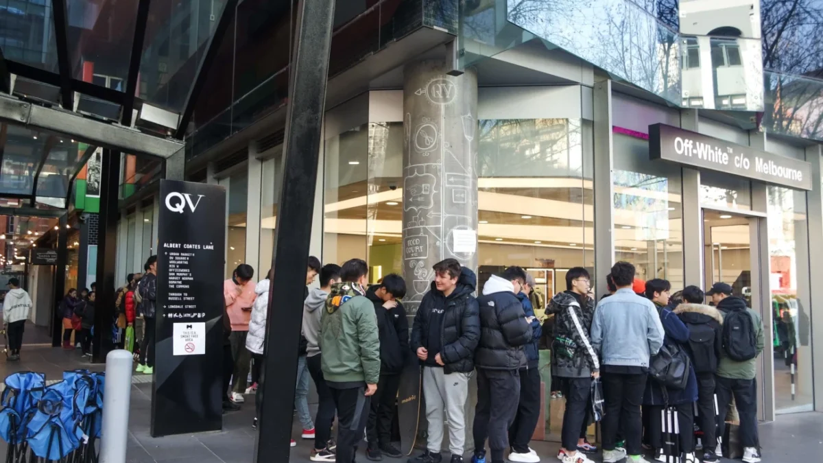 lidé stojící ve frontě