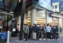 lidé stojící ve frontě