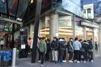 lidé stojící ve frontě