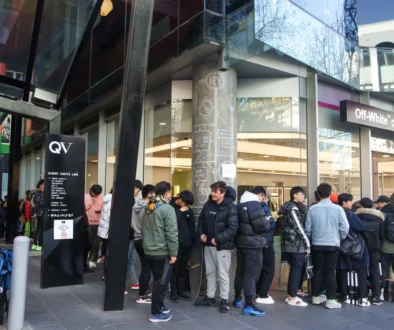 lidé stojící ve frontě