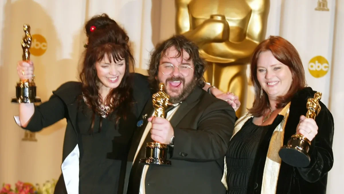 Peter Jackson přebírá oscary.