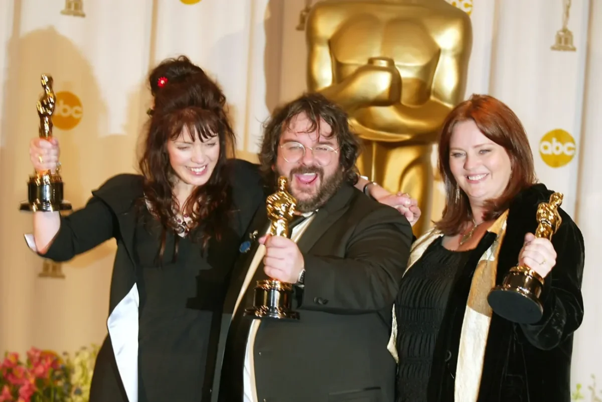 Peter Jackson přebírá oscary.