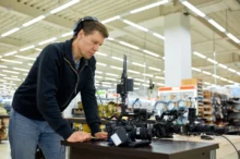 Muž si v obchodě vybírá elektroniku.