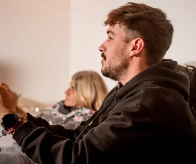 Mladý muž se dívá na televizi.