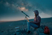 mladá paní sleduje noční oblohu