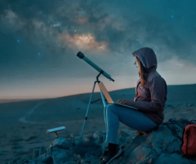 mladá paní sleduje noční oblohu