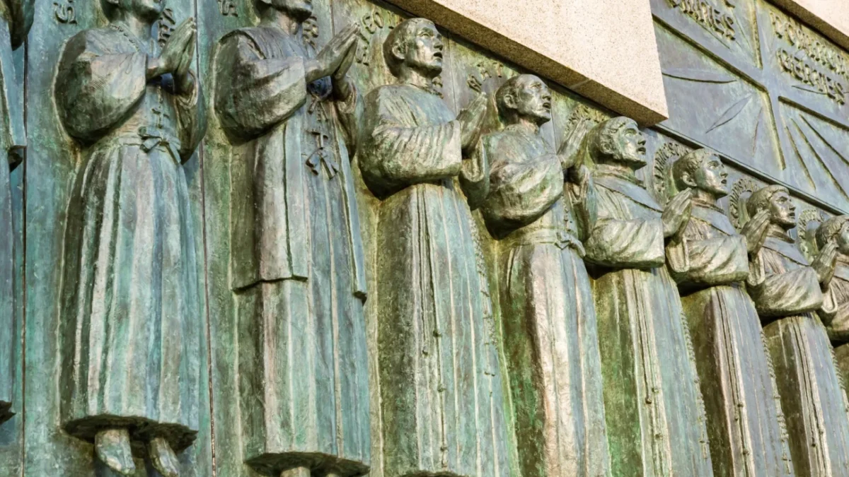 Na zdi jsou vyobrazení mučedníci.