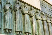 Na zdi jsou vyobrazení mučedníci.